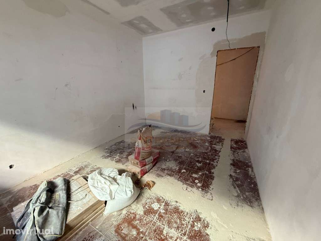 T2 com Quintal - Excelente Oportunidade para Remodelação | Potencia... - Grande imagem: 4/7