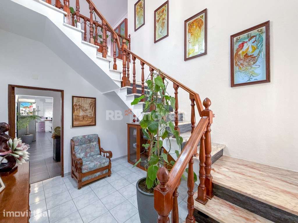 Moradia T3 + Café em Pleno Funcionamento | Garagem e Painéis Fotovo... - Grande imagem: 5/60