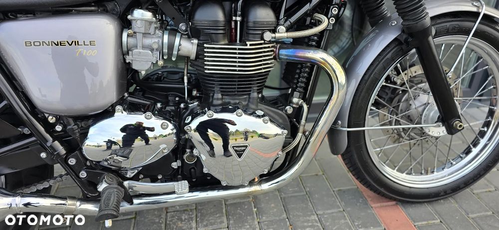 Triumph Bonneville - 18