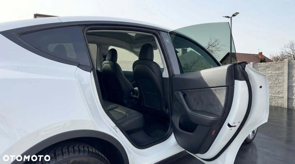 Tesla Model Y - 12