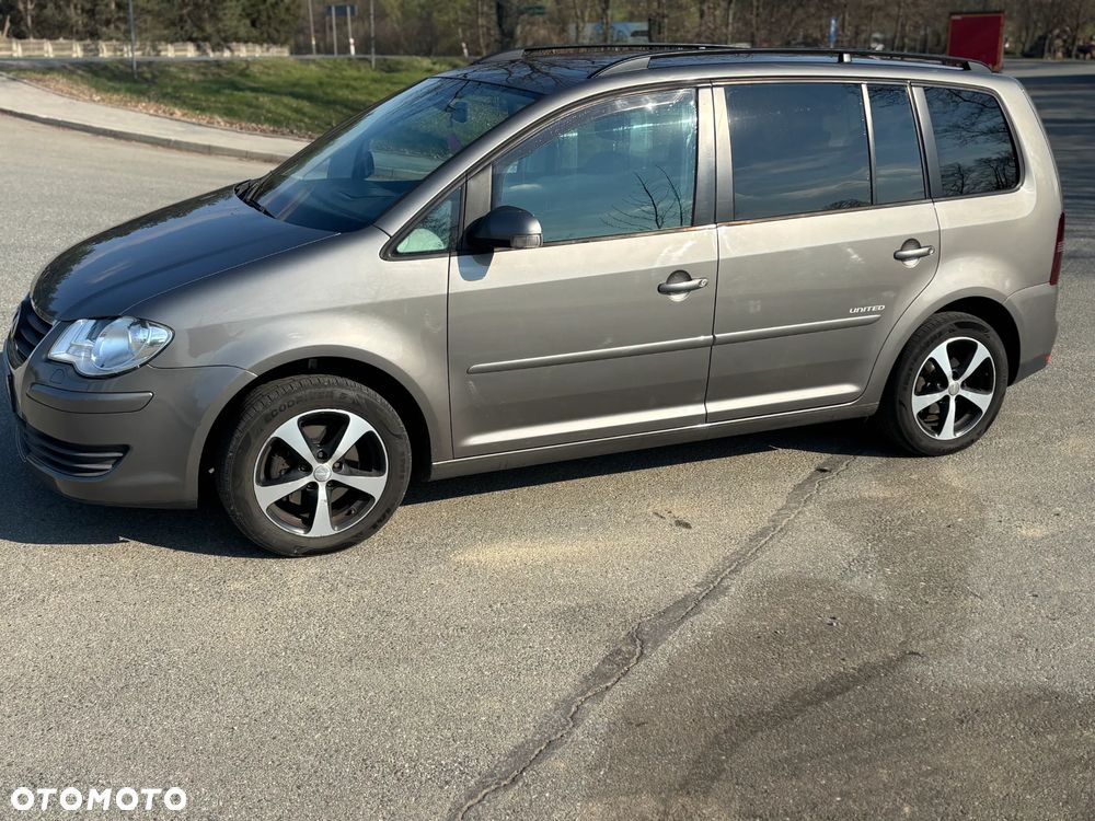 Volkswagen Touran 1.9 TDI Conceptline DSG - 1