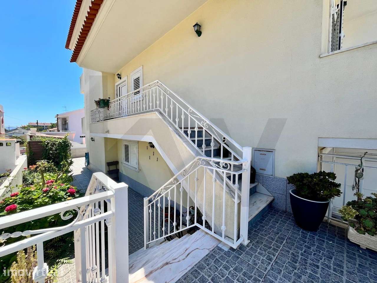 Moradia T3 com Garagem, Quintal e Jardim – a 10 minutos das Praias - Grande imagem: 3/34