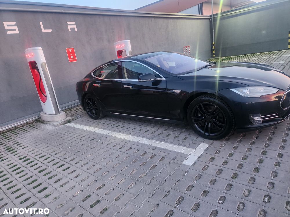 Tesla Model S - 3