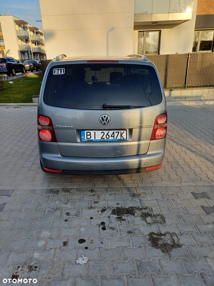 Volkswagen Touran 2.0 TDI DSG Highline - 4
