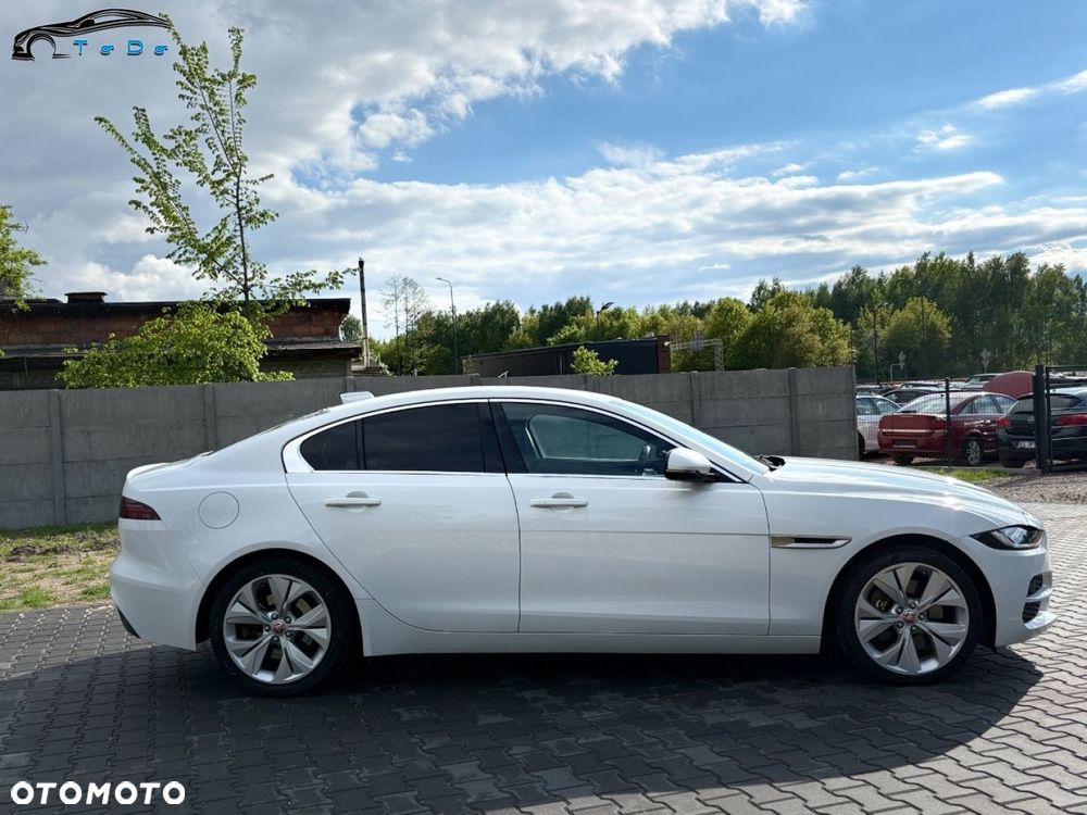 Jaguar XE 2.0 D R-Sport - 11