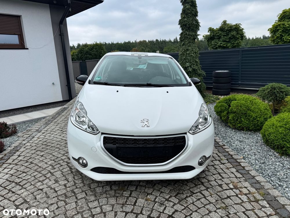 Peugeot 208 - 8