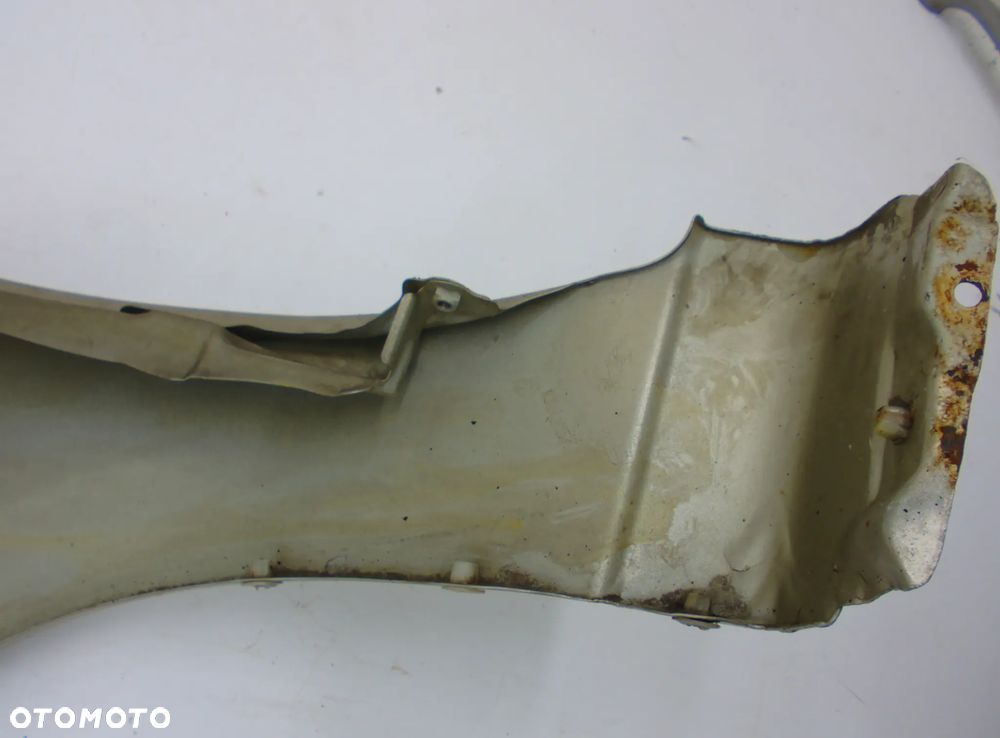 Nissan Almera  N16 Błotnik Prawy przód - 8