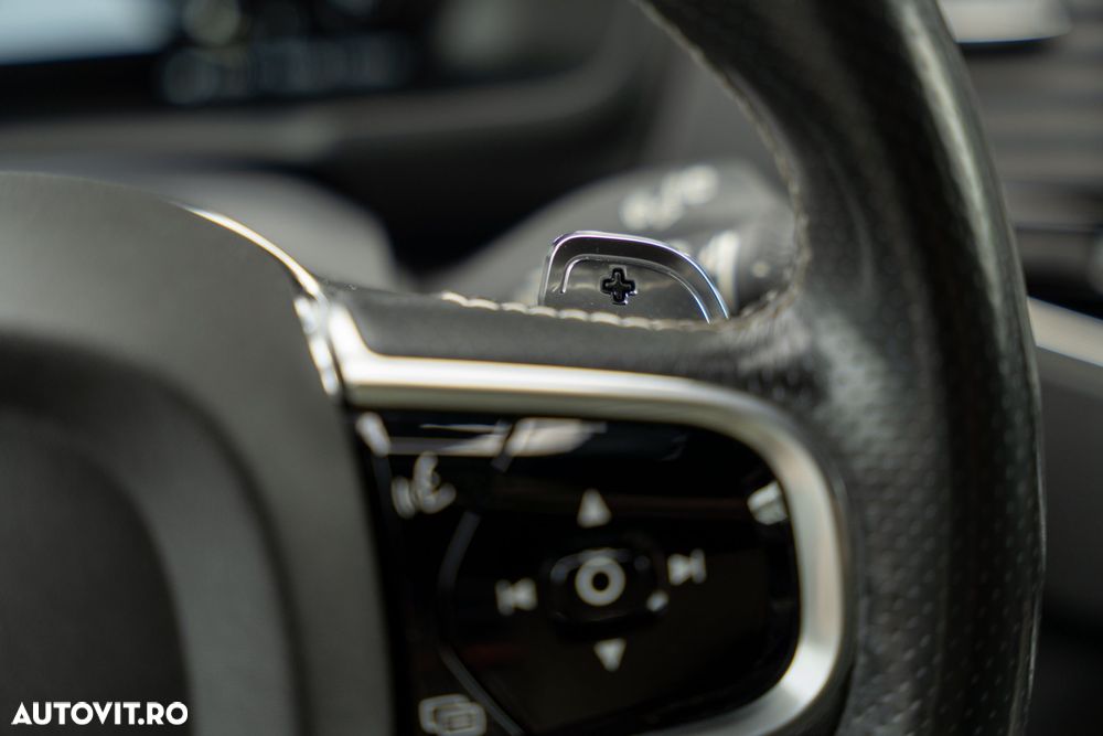Volvo XC 90 D5 AWD Geartronic RDesign - 26