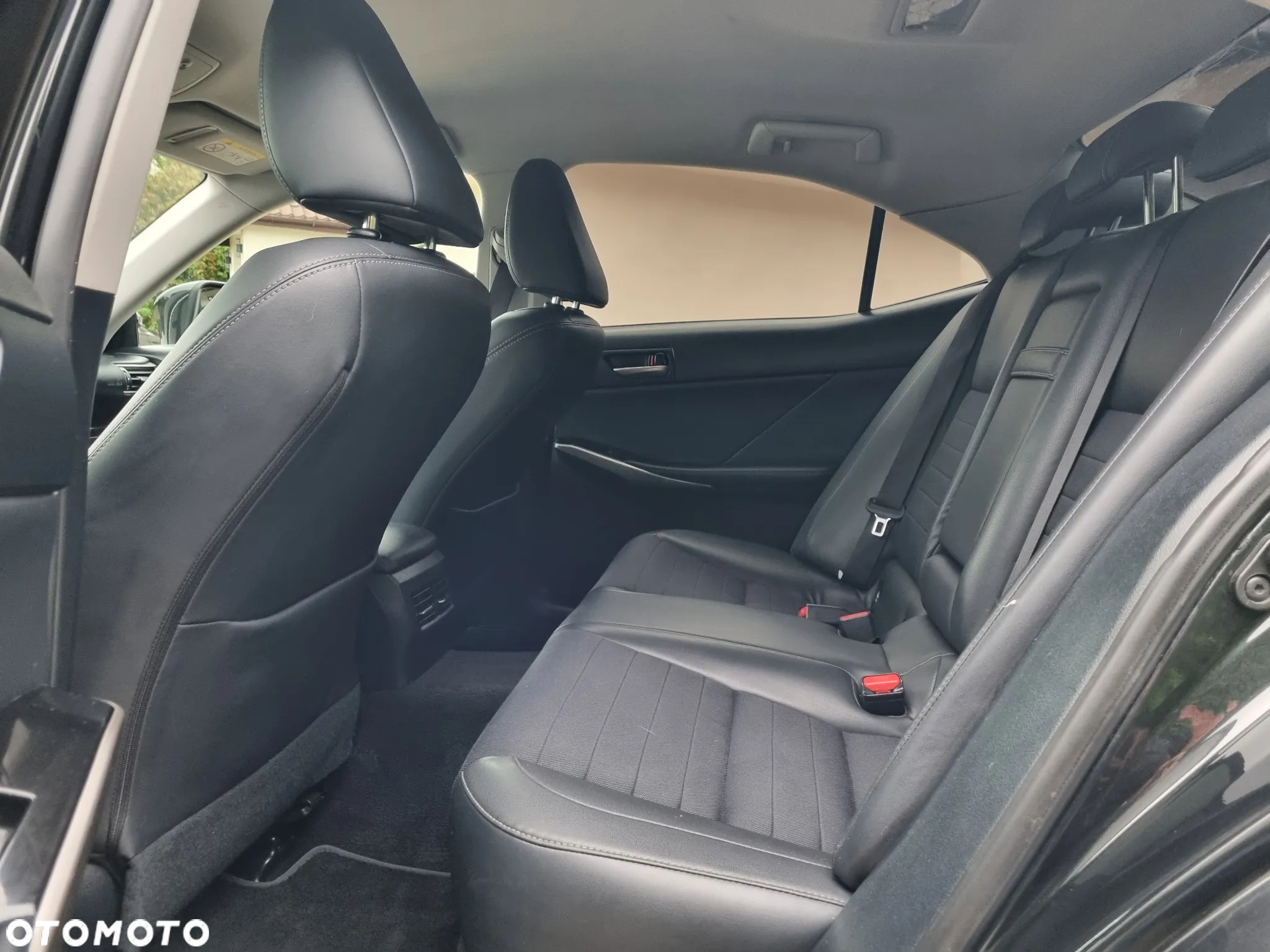 Lexus IS 300h Business Edition - 16