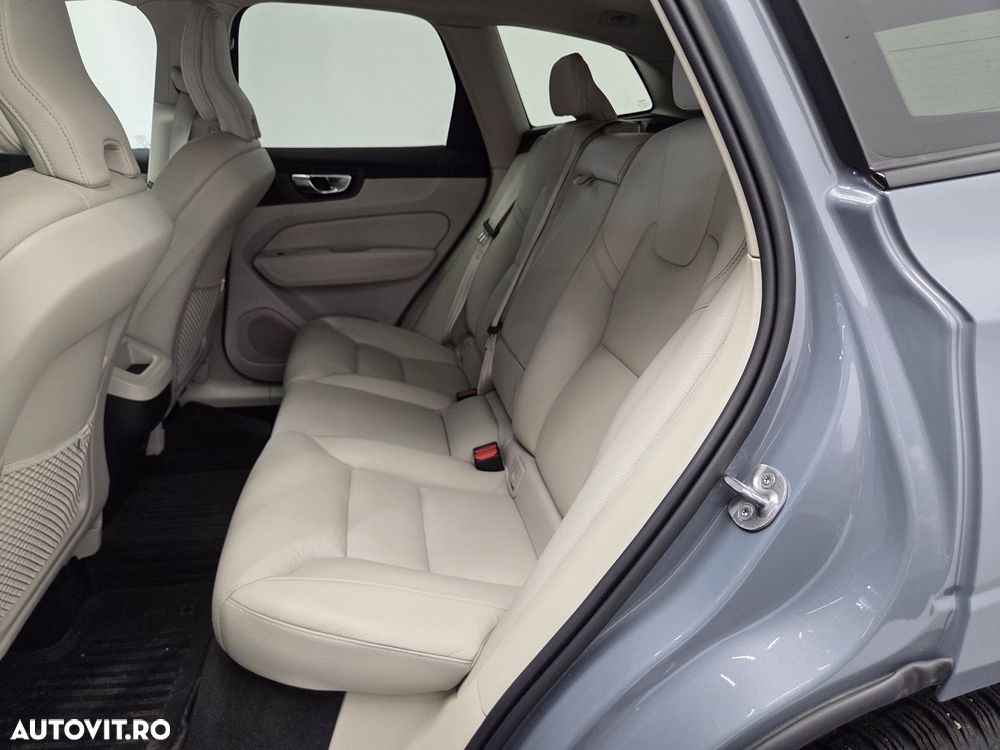 Volvo XC 60 B5 AT AWD MHEV Plus Dark - 10