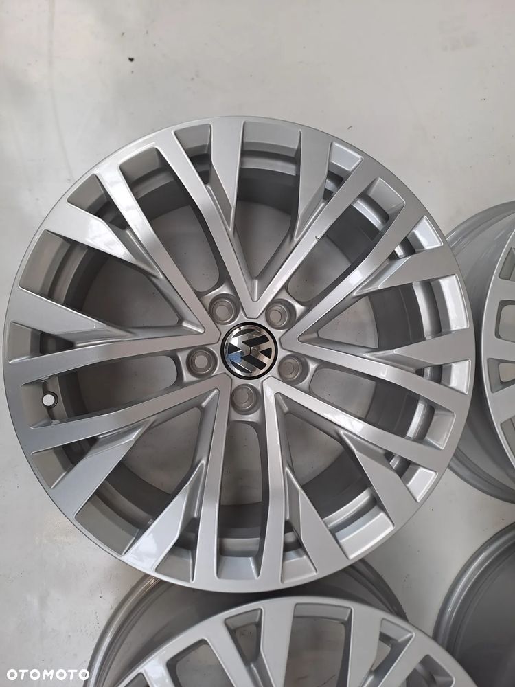 FELGI 5X112 8Jx18 CALI ET25 7G0601025H FELGI VW TOUREG pasują do SEAT SKODA AUDI felgi NOWE DEMO posiadają rysy Komplet - 3