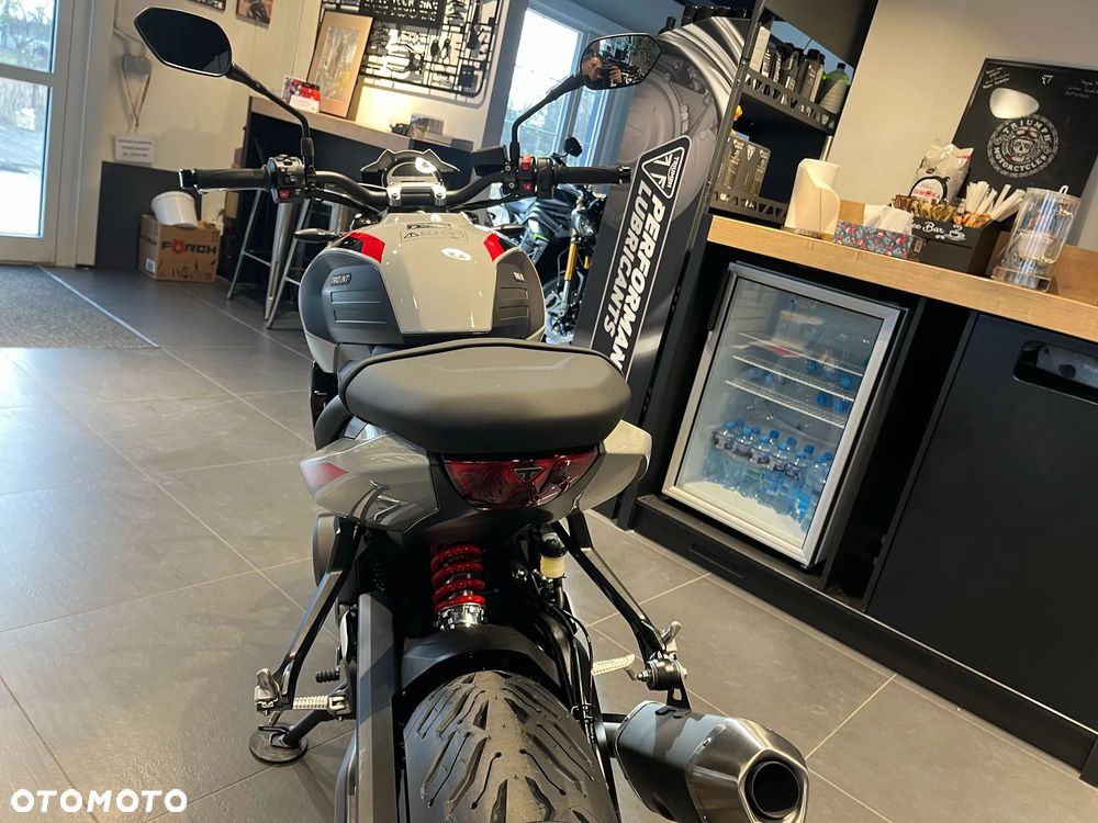 Triumph Trident - 11