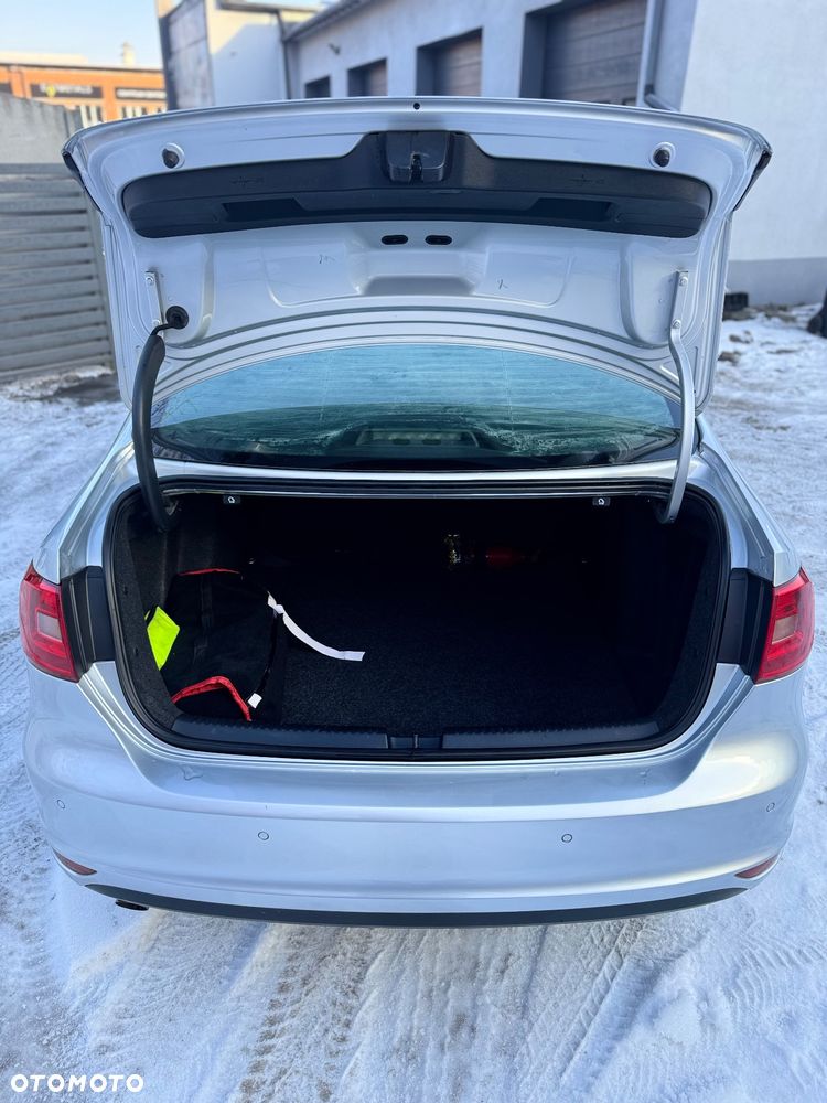 Volkswagen Jetta 1.6 TDI Trendline - 11