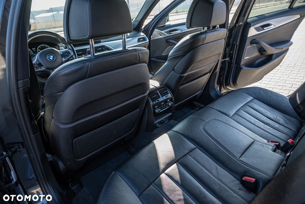 BMW Seria 5 540i xDrive - 13