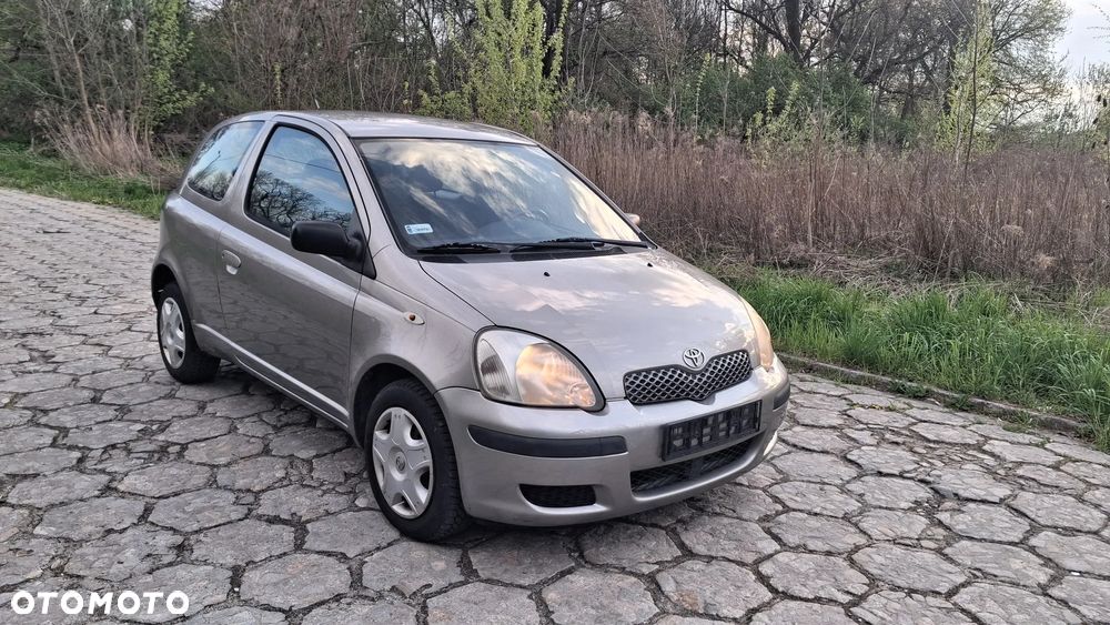 Na części Toyota Yaris I LIFT P1 silnik 1.0 1SZ-FE VVY-i lakier 1D2 skrzynia maska zderzak drzwi klapa szyba fotel kanapa lusterko lampa deska GWARANCJA !!! Przód Tył Zestaw Komplet Drzwi Klapa Zderzak Błotnik Maska Grill Atrapa Szyba Pas Lampa Lusterko Boczki Fotel Kanapa Kokpit Deska Rozdzielcza Przełącznik Włącznik Sterownik Przewody Wiązka Instalacja Moduł Komputer Czujnik Listwa Pompa Alternator Wtryski Głowica Rozrusznik Kompresor Sprzęgło Dwumas Silnik  Skrzynia ABS Klimatyzacji Paliwa Wspomagania Kolektor Turbina Przepustnica Zawór Chłodnica Koło Hak Belka Sanki Zawieszenie Mcpherson Półoś Amortyzator Wydech Tłumik Zacisk Most - 2