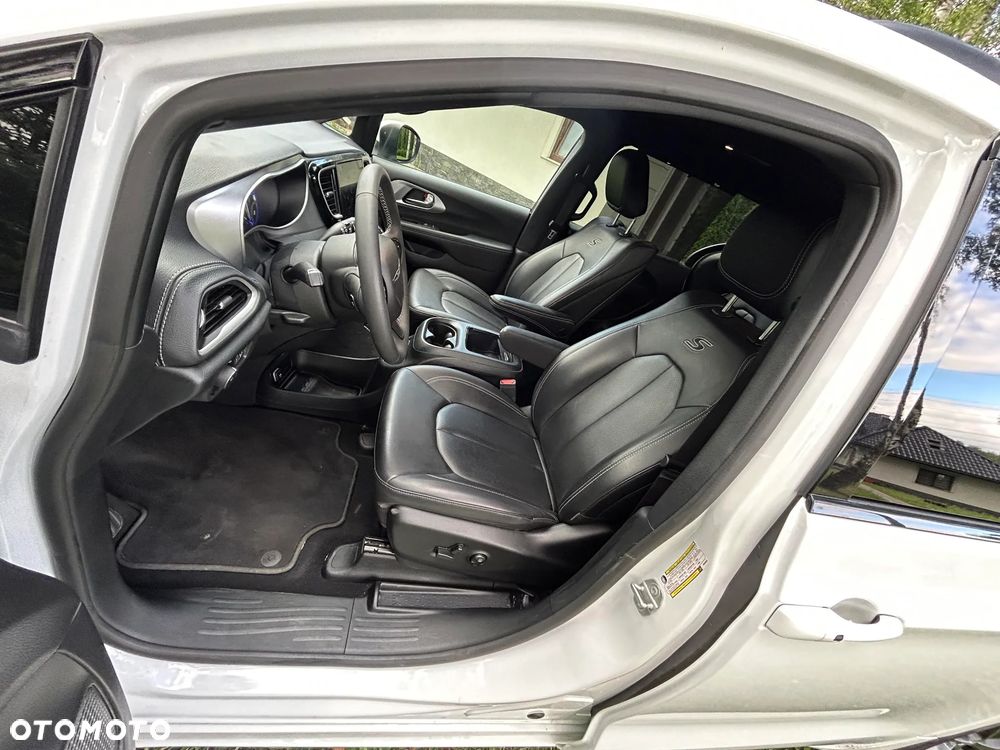 Chrysler Pacifica - 17