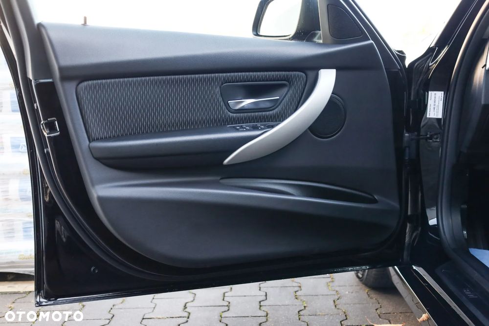 BMW Seria 3 318i - 31