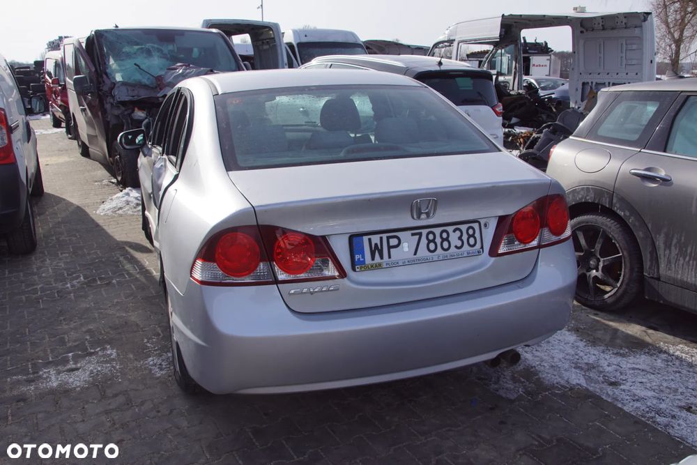 Auto na części - Honda Civic VIII 1.8 i-VTEC 140 KM R18A2 NH700M 2006R Silnik Skrzynia Drzwi Maska Błotnik Klapa Zderzak Lampa Lusterko Klamka Szyba Deska Kokpit Sterownik Moduł Czujnik Licznik Wyświetlacz Panel Kierownica - 4