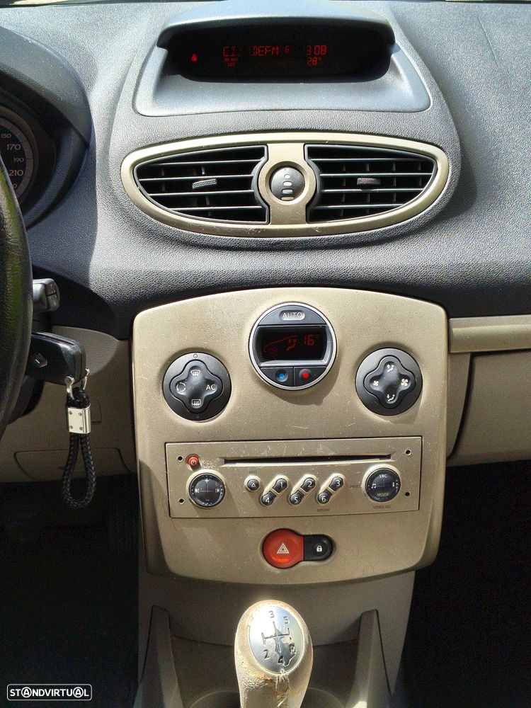 Renault Clio 1.2 16V Privilège - 17