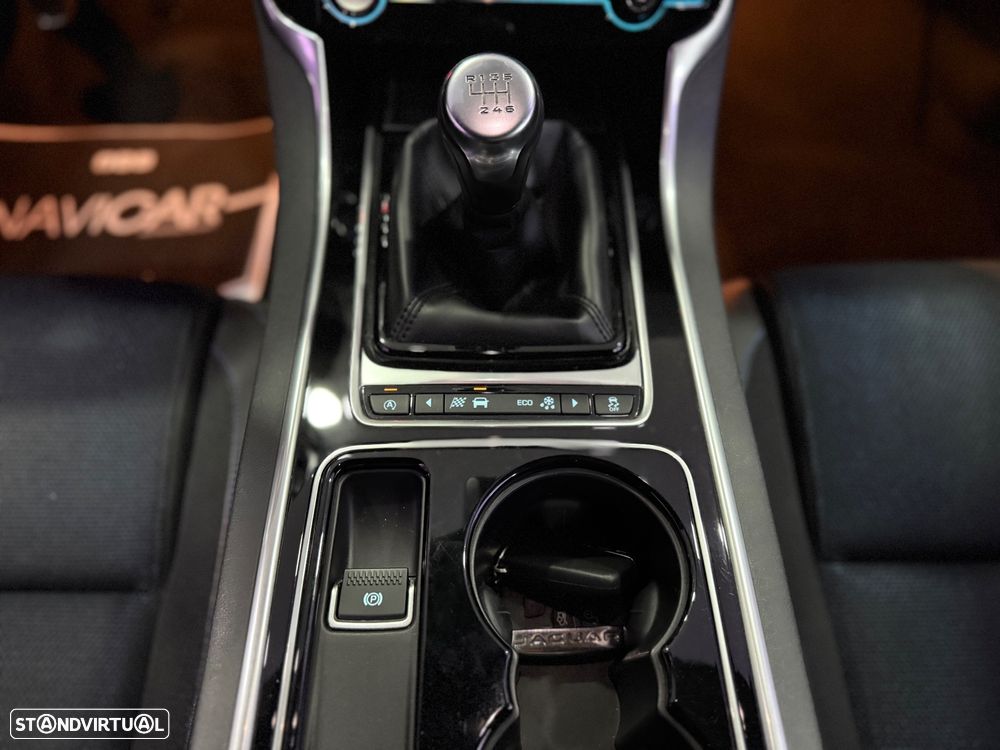 Jaguar XE 2.0 D R-Sport - 17