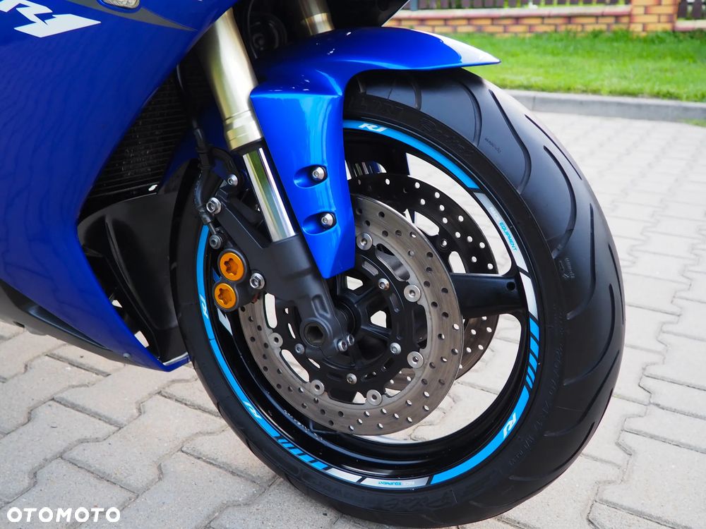 Yamaha R1 - 25
