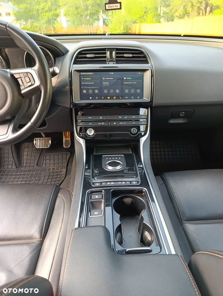 Jaguar XE 2.0 D Prestige - 10