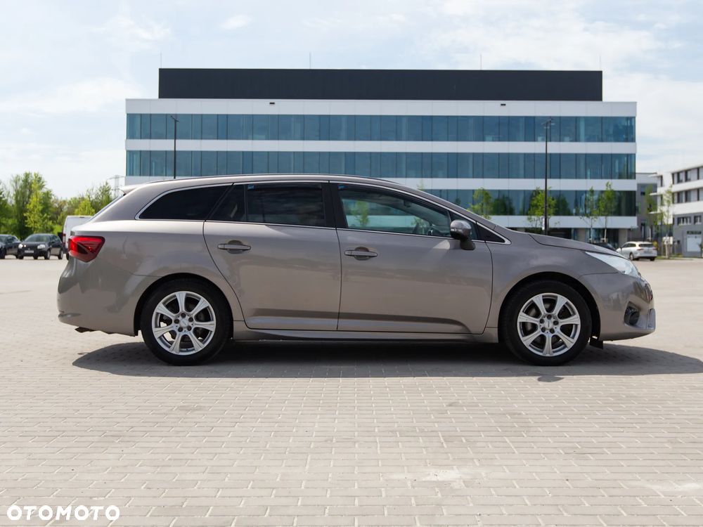 Toyota Avensis 2.0 D-4D Premium - 6