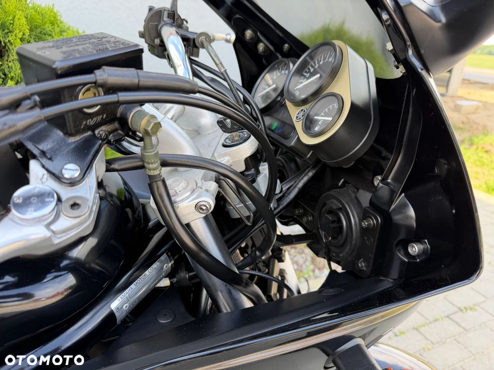 Yamaha FZS - 27