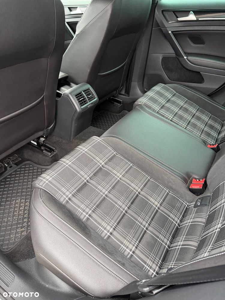 Volkswagen Golf - 10