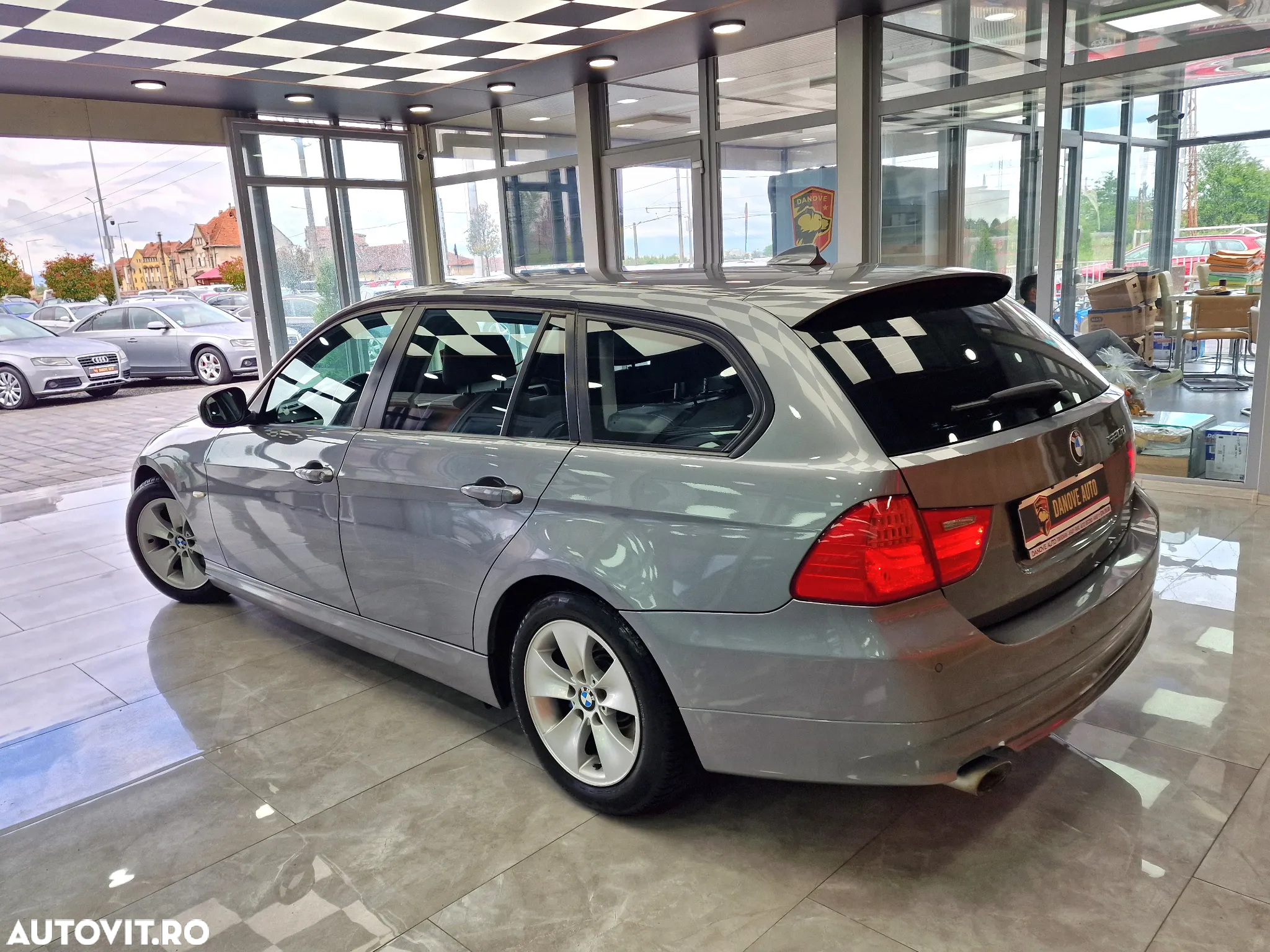 BMW Seria 3 320d DPF Touring Aut. - 10