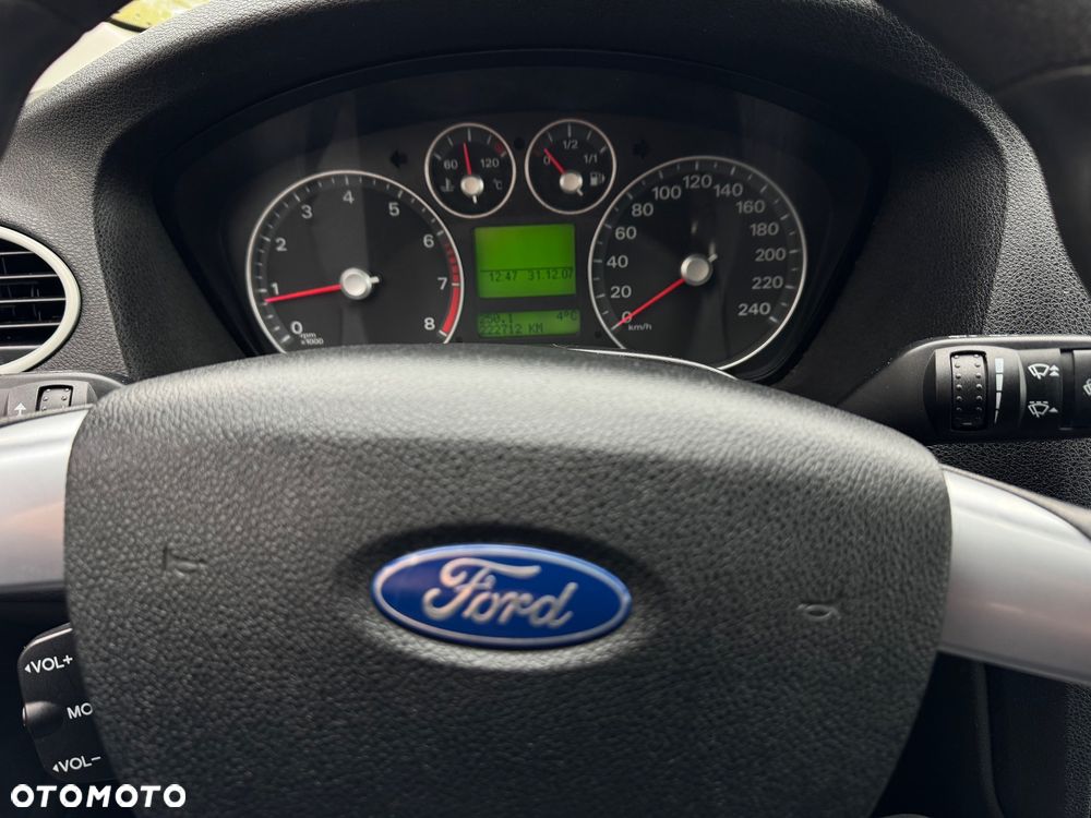 Ford Focus 1.8 Ghia - 25