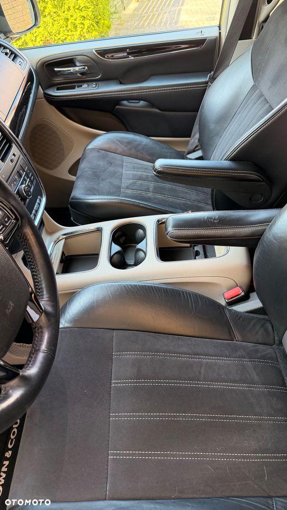 Chrysler Town & Country 3.6 Limited - 33