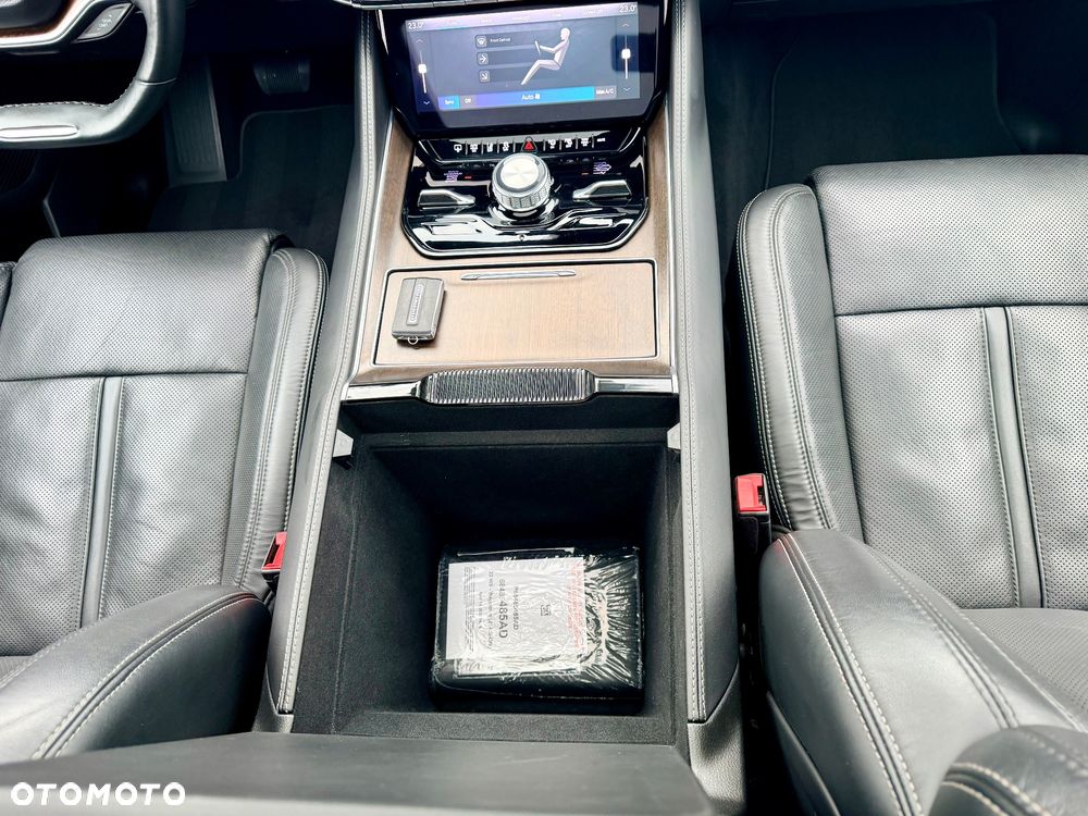 Jeep Grand Wagoneer - 38