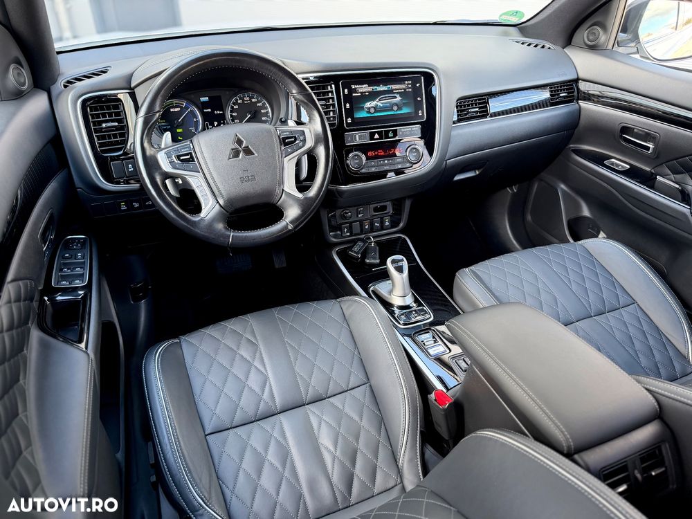 Mitsubishi Outlander ver-2-4-4wd-plug--in-hybrid-top - 15