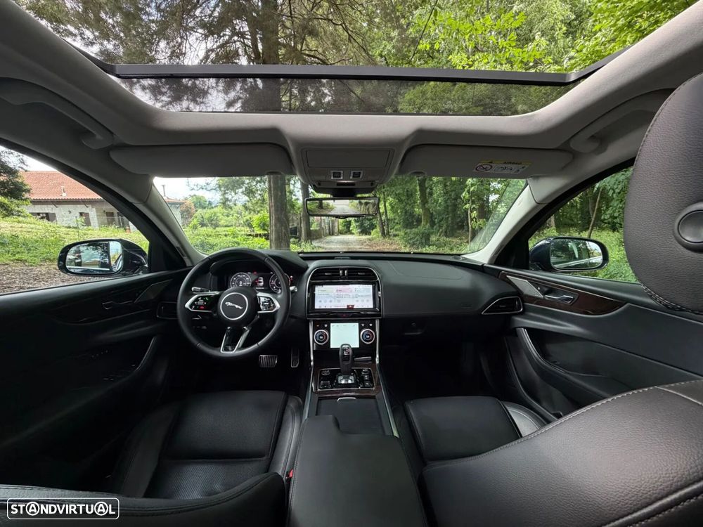 Jaguar XE 2.0 D R-Dynamic S - 12