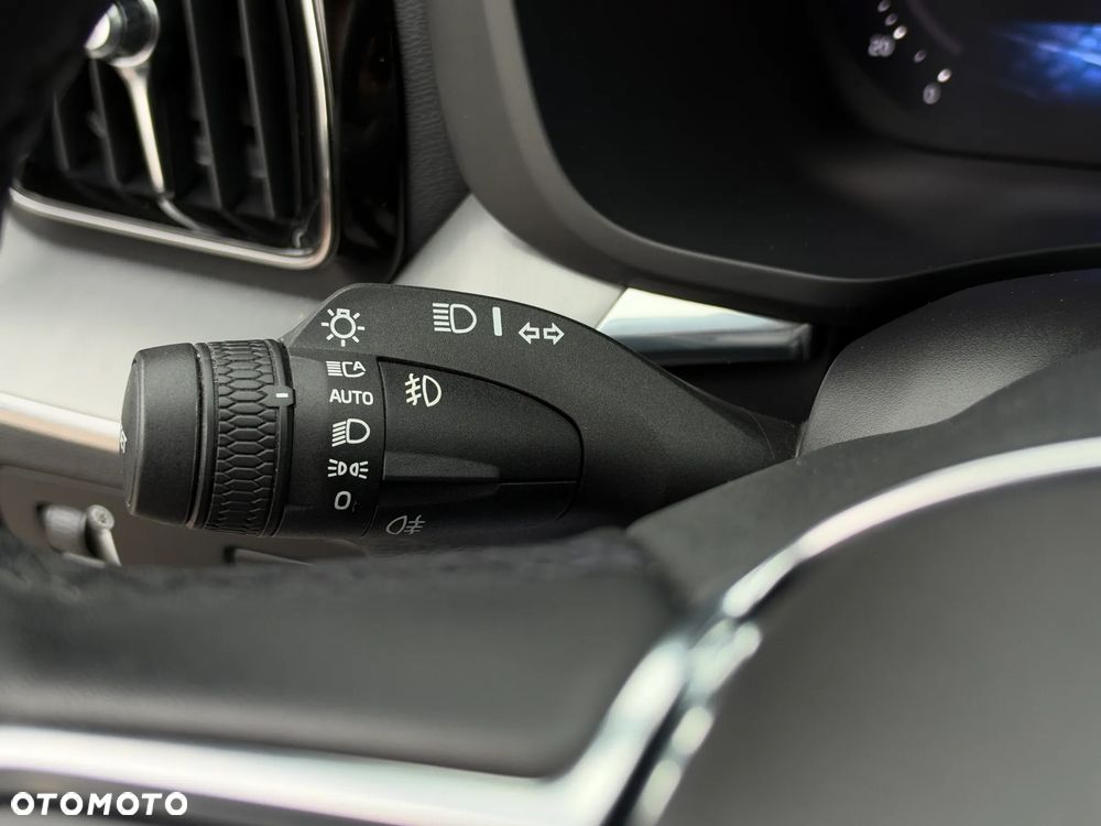 Volvo XC 60 B4 B Momentum Pro - 28