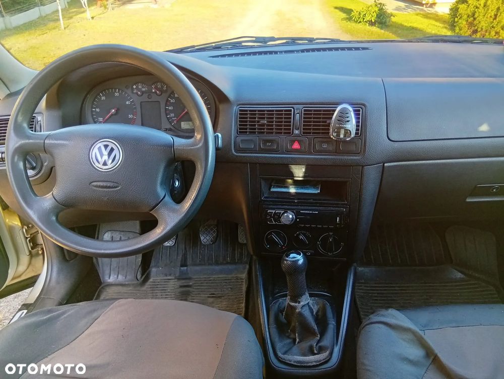 Volkswagen Golf - 1