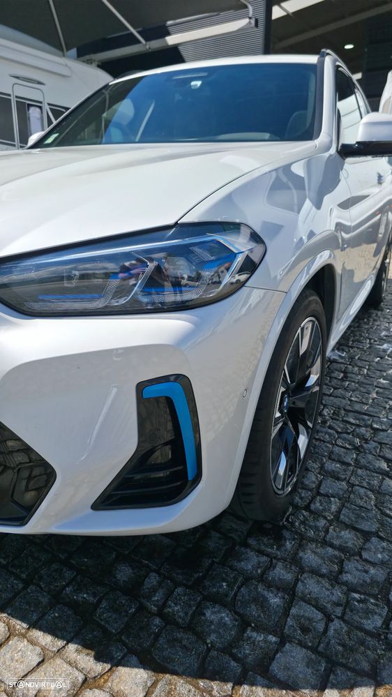 BMW iX3 - 11