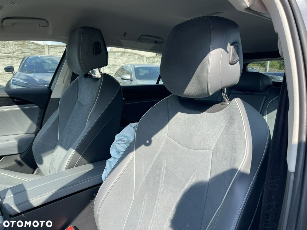 Volkswagen Passat Variant 2.0 TDI SCR Elegance DSG - 14