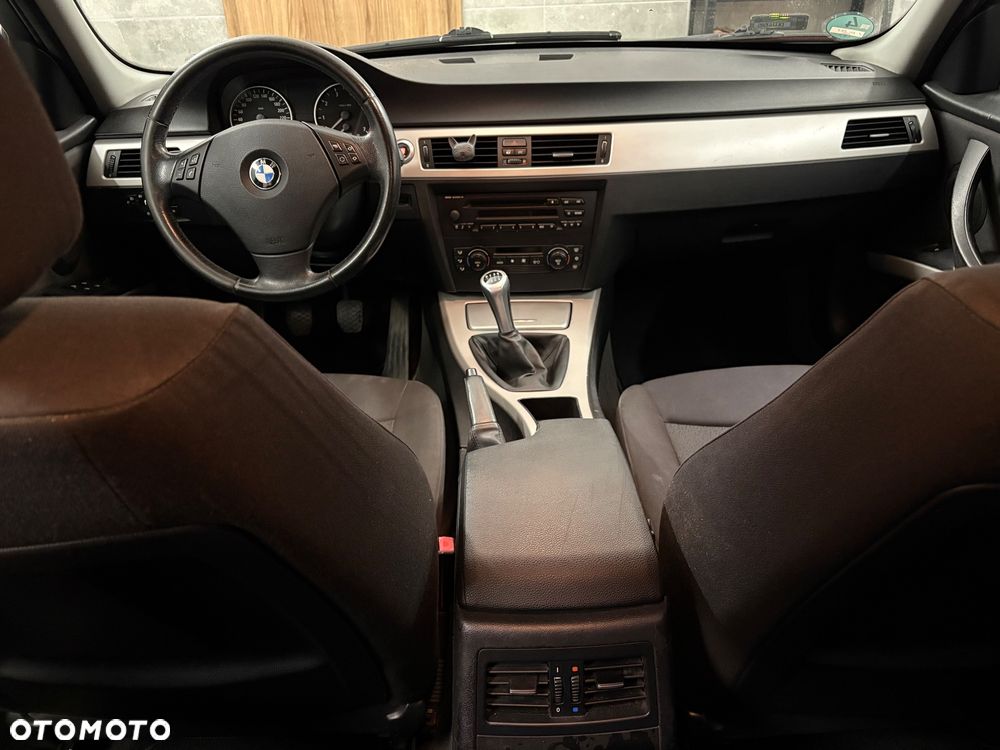 BMW Seria 3 320i - 11