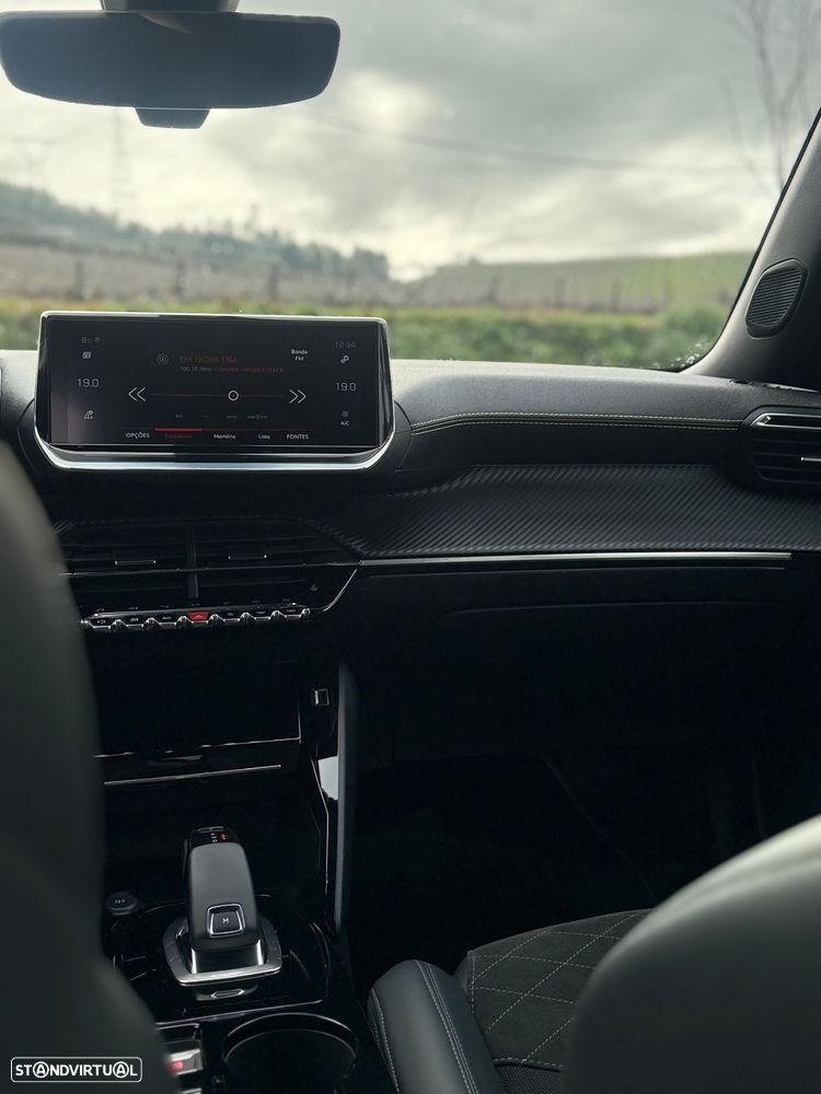 Peugeot 2008 PureTech 130 EAT8 GT Pack - 35