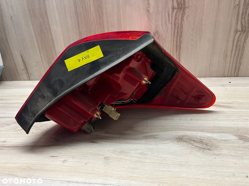 LAMPA TYLNA LEWA TOYOTA RAV4 III - 4