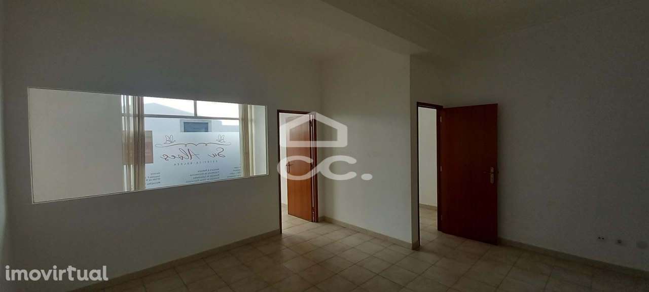 Loja para arrendar com 3 divisões e grande montra - Grande imagem: 2/22