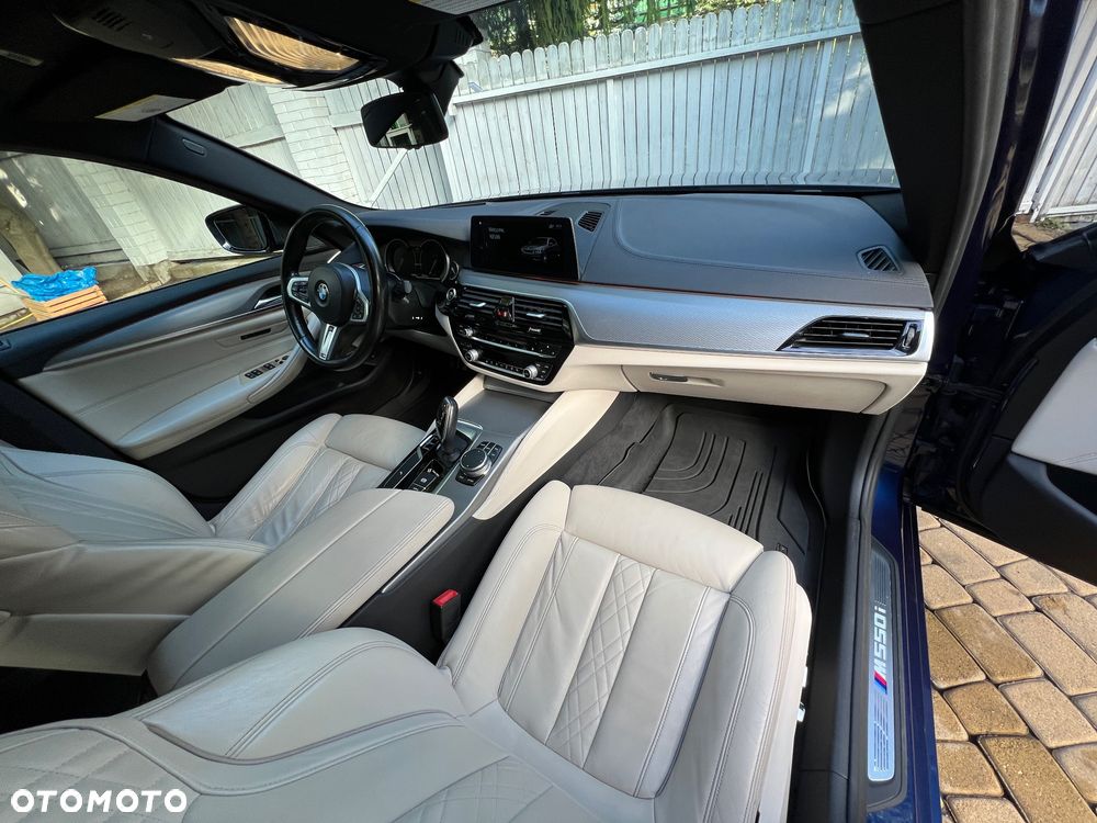 BMW Seria 5 M550i xDrive sport - 30