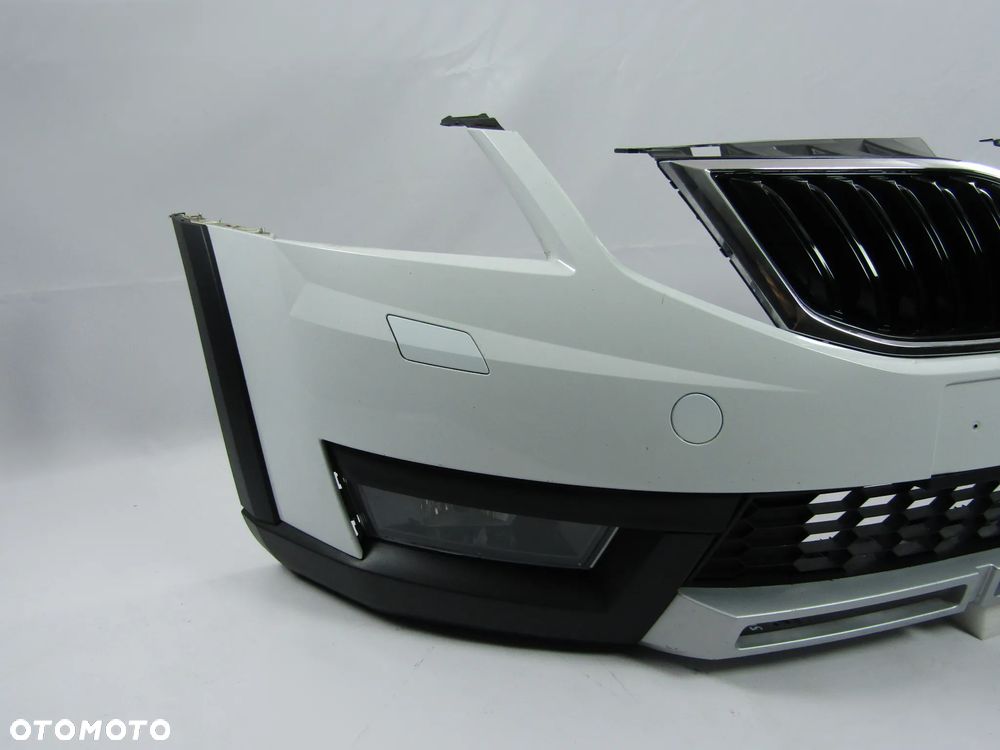 Zderzak przedni Skoda Octavia 3 Scout 17-20 Sprysk.  Lakier LF9F - 15