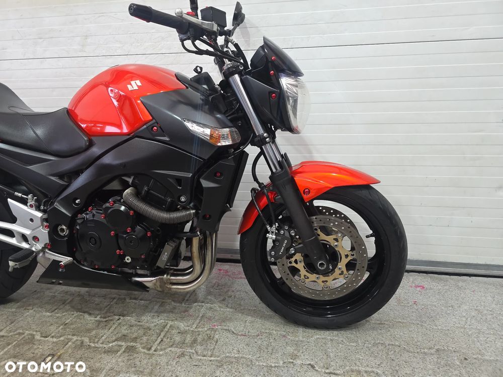 Suzuki GSR - 8