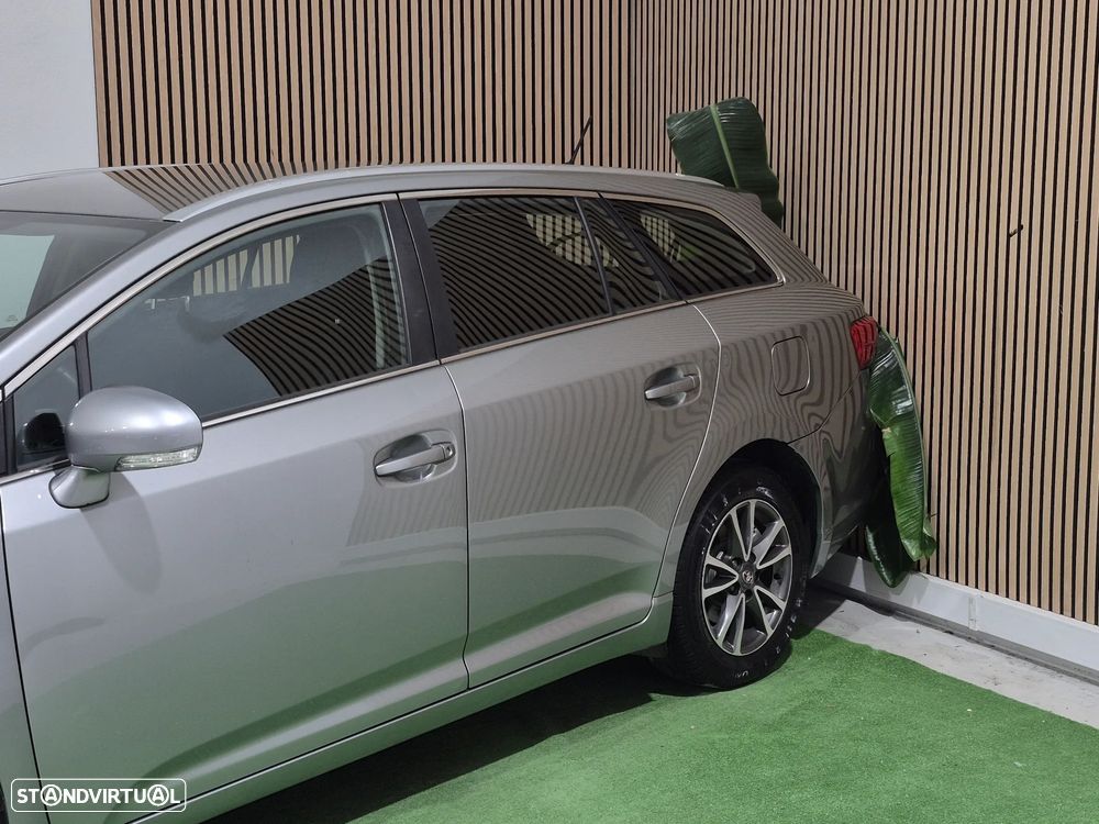 Toyota Avensis SW 2.0 D-4D Exclusive - 4