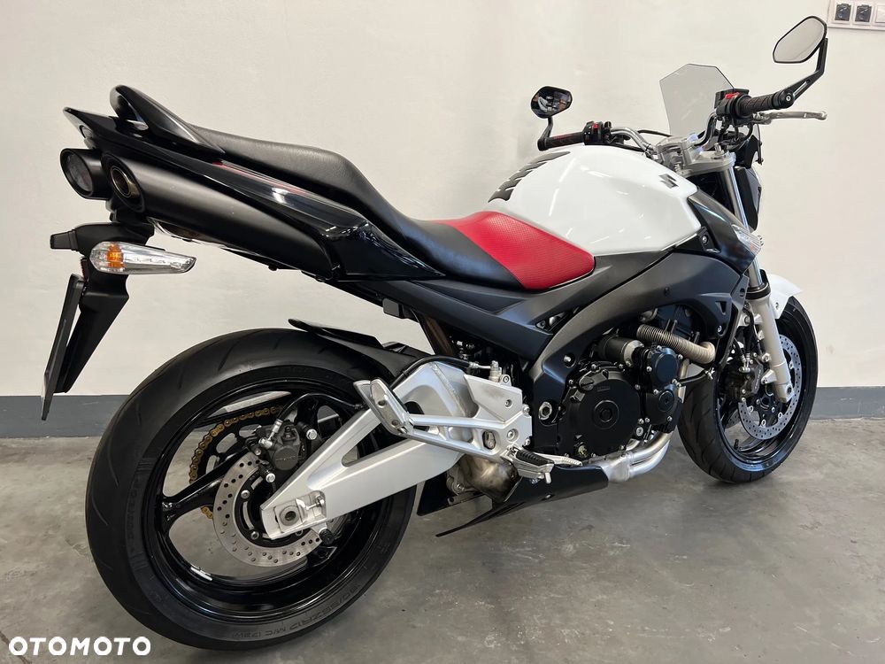 Suzuki GSR - 3