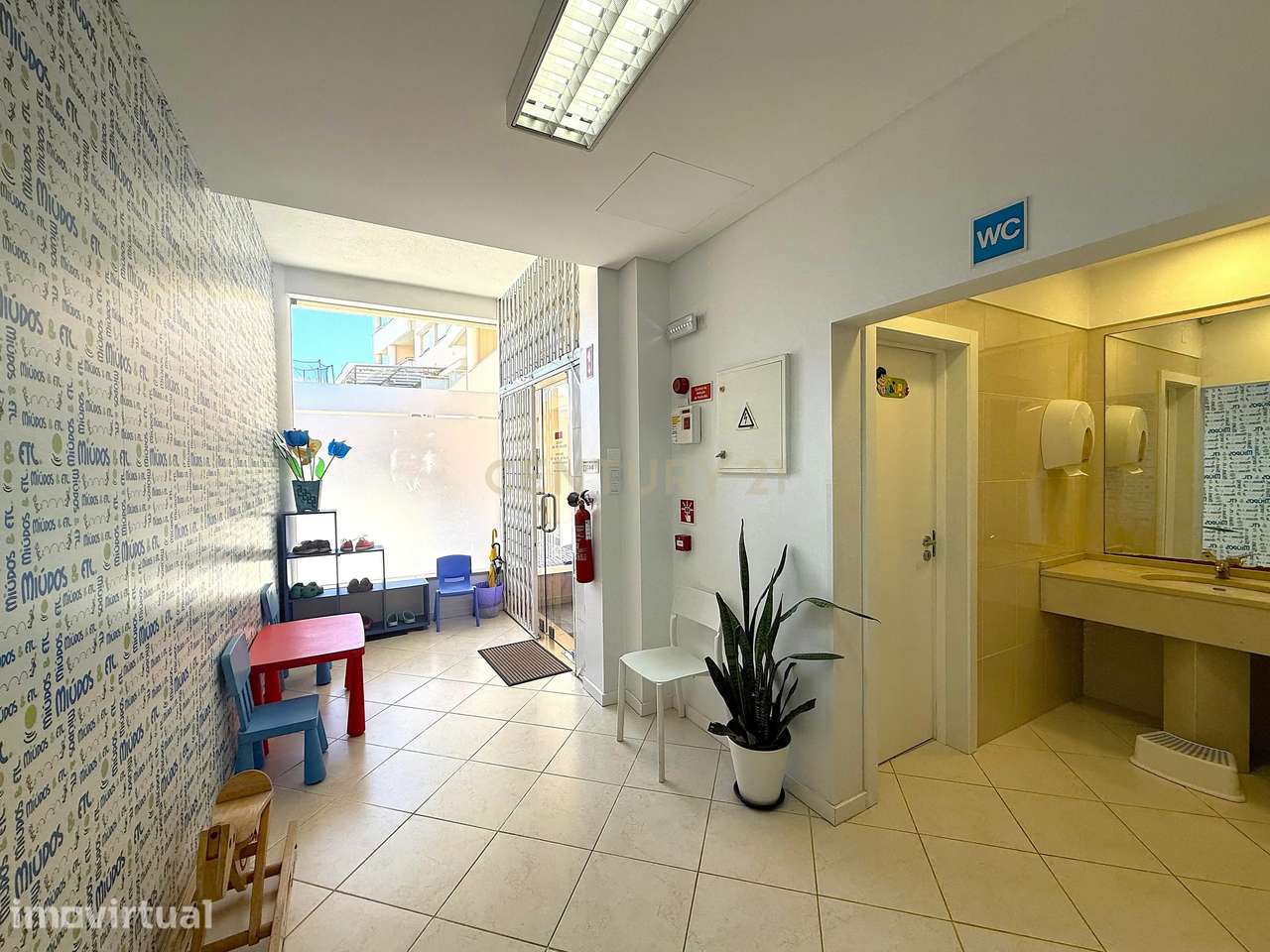 Espaço comercial amplo com montras panorâmicas - Penha, Faro - Grande imagem: 4/19