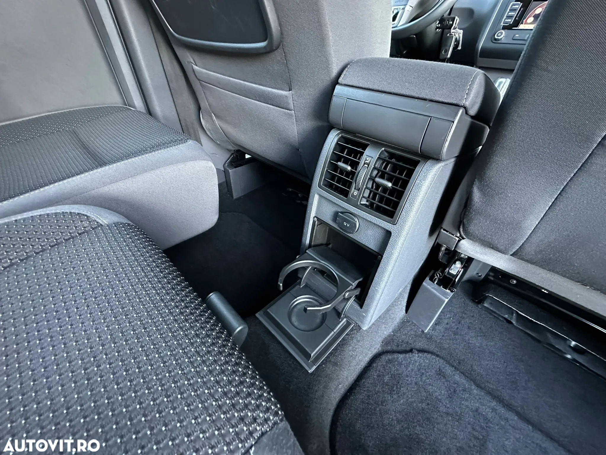 Volkswagen Touran 1.6 TDI DPF BlueMotion Technology DSG Comfortline - 24